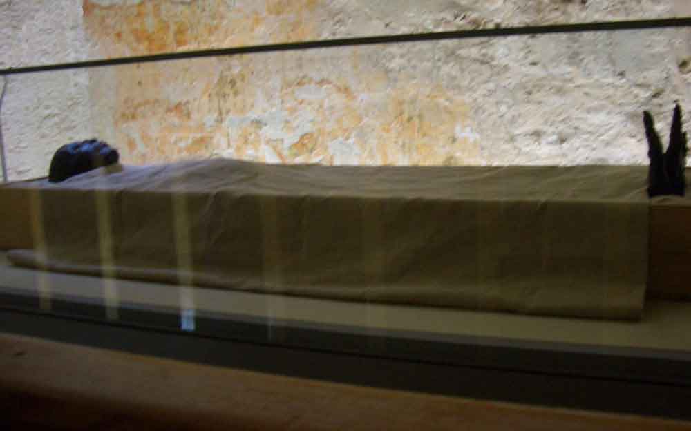 Egipto 243 - Valle de los Reyes - tumba de Tutankamón - momia.jpg
